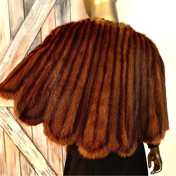 🎉🎉Host Pick🎉🎉1950’s Mink Fur Cape (Scalloped) Adjustable wear Short/Long - Picture 3 of 16